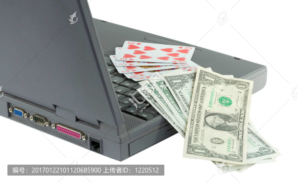 筆記本電腦；撲克牌和美元