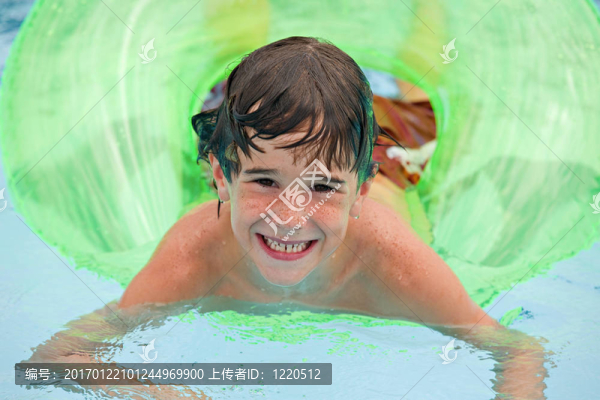 在游泳池里的男孩