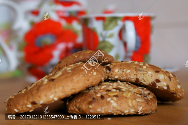 桌子上的杯子和茶壺