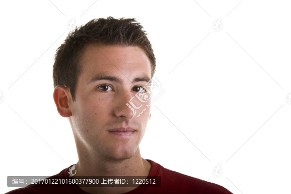穿著紅色襯衫的年輕人在看Camera