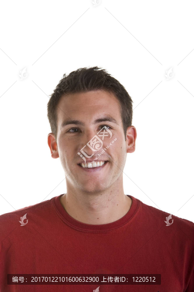 穿著紅色襯衫的年輕人在Camera微笑