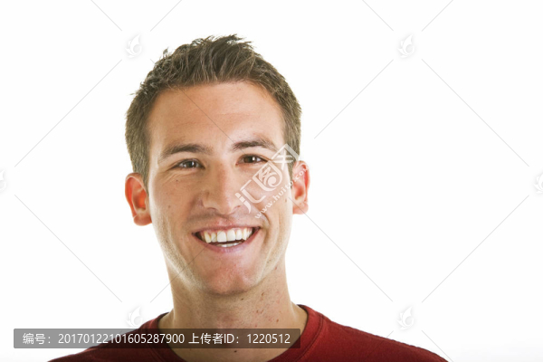 年輕人微笑的水平