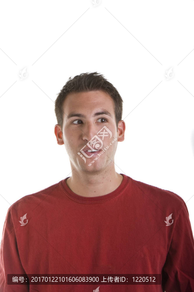 穿紅襯衫的年輕人左看