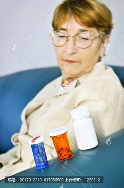 老年婦女看著藥丸瓶