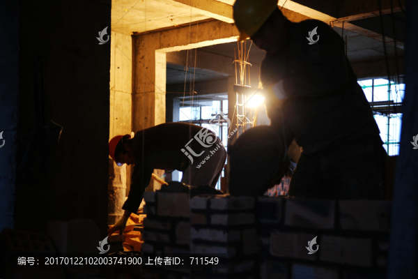 砌墻的建筑工人身影