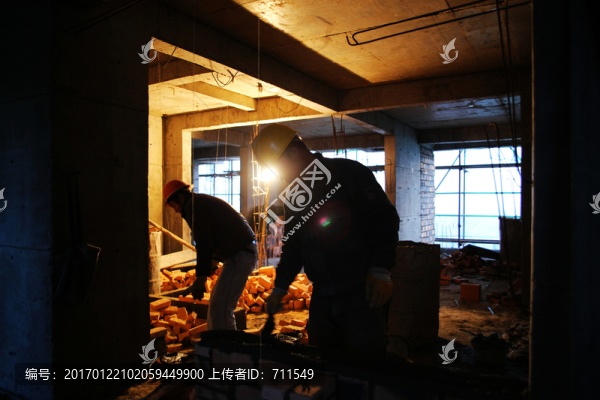 砌墻的建筑工人