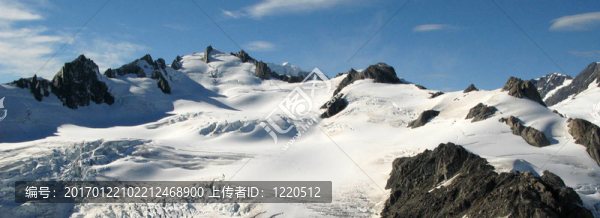 白雪覆蓋的山脈南阿爾卑斯山；新西蘭