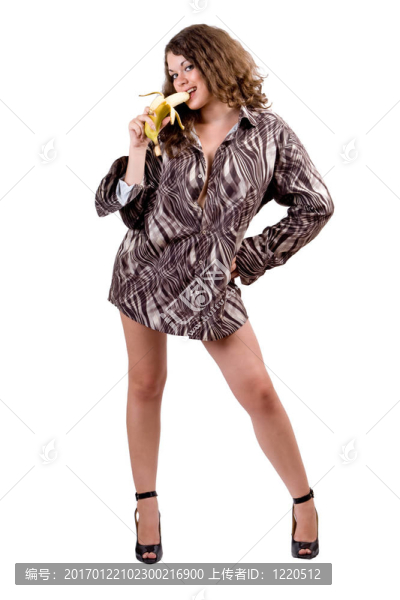 年輕性感美女在一個男人的襯衫與香蕉。分離