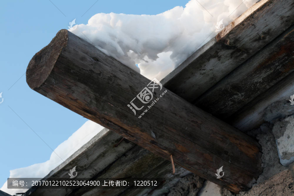木制的屋頂；下垂的雪2