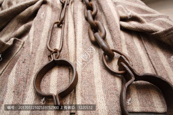 囚犯的衣服和鎖鏈