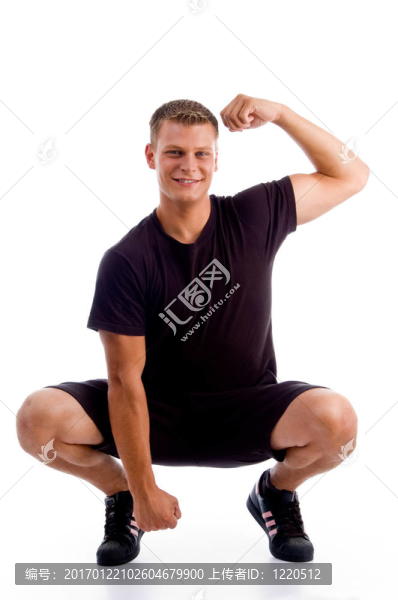 坐著肌肉健壯的男人露出肌肉