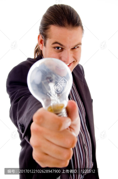 青年男子拿著電燈泡