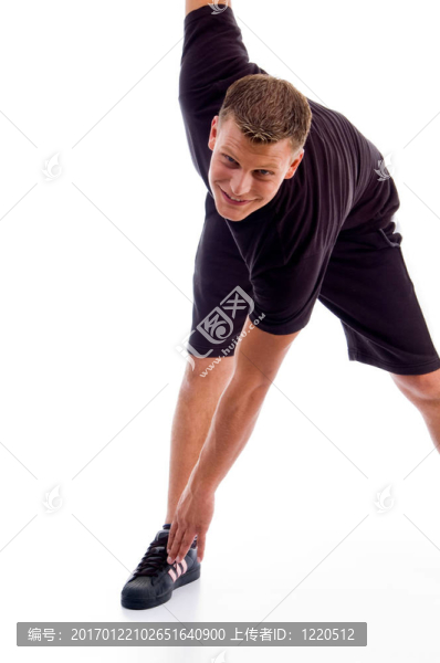 英俊的肌肉男做運動