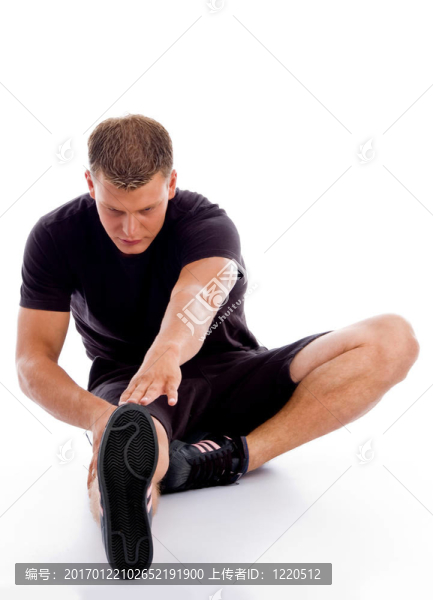 肌肉男子伸展他的腿