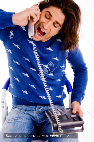 在電話里的男人的前視圖