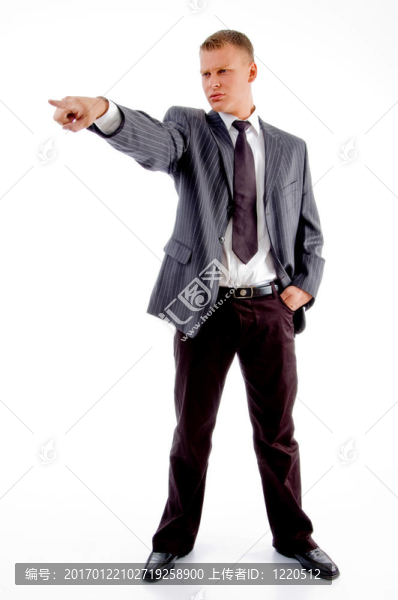 站著的員工指著