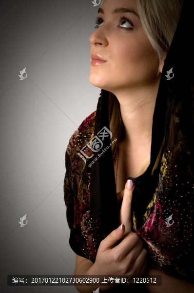 側(cè)看年輕女子與偷抬頭
