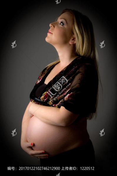 面帶微笑孕婦懷孕抬頭看