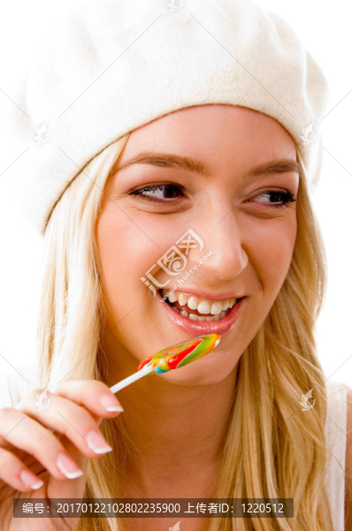 微笑的女人吃糖果的肖像