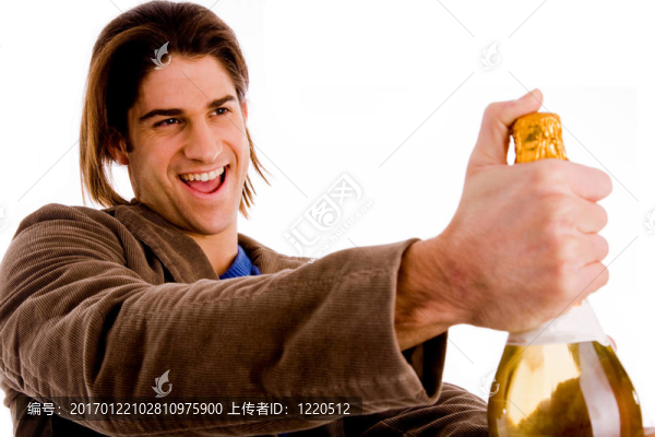 男子手持香檳酒瓶肖像