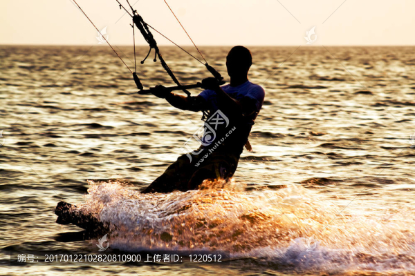 在波的kitesurfer剪影