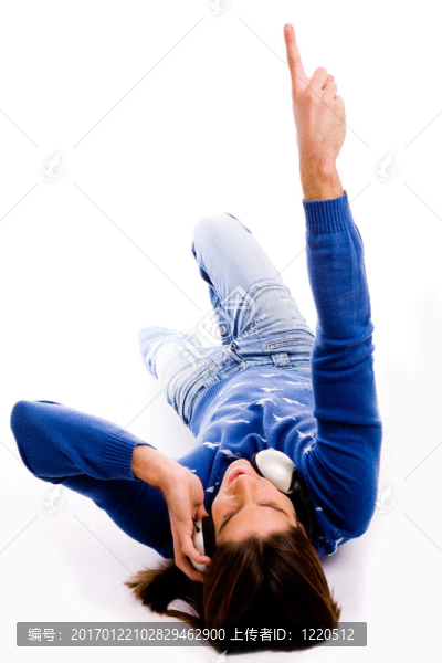 音樂人分隔開的白色背景
