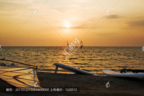一二帆板在日落灣剪影