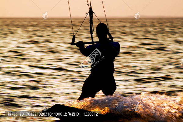 在海灣kitesurfer剪影