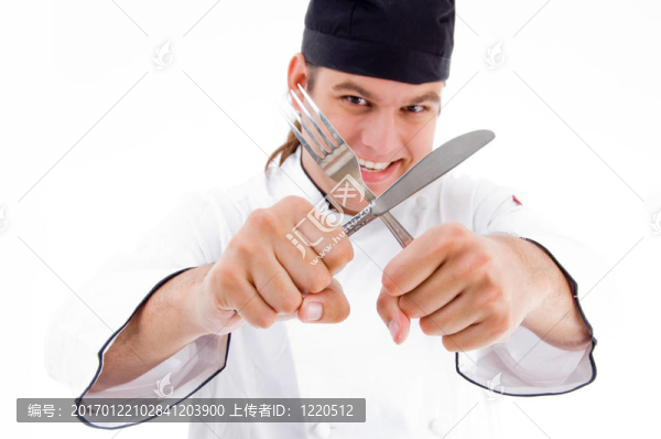 男廚師拿刀和叉
