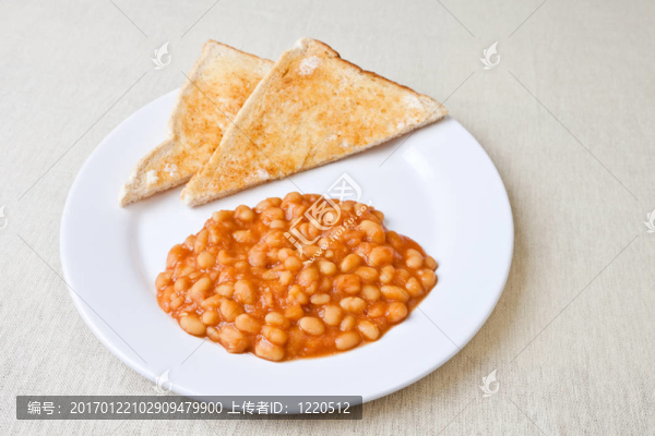 烤面包上的美味烤豆