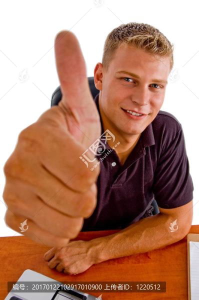 微笑的美國(guó)男性表現(xiàn)出好運(yùn)的跡象