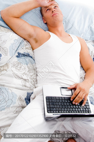 男子休息與筆記本電腦