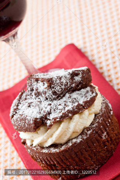 美味的巧克力和奶油松餅-匯圖網(wǎng) www.fosd68.com 美味的巧克力和奶油松餅