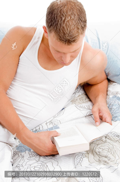 躺在床上看書