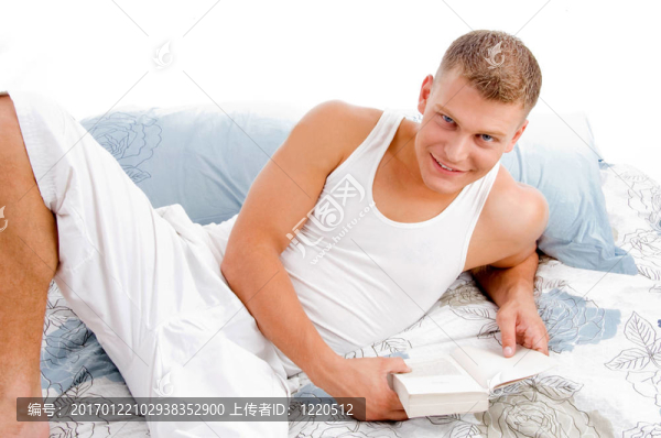 年輕人在床上看書