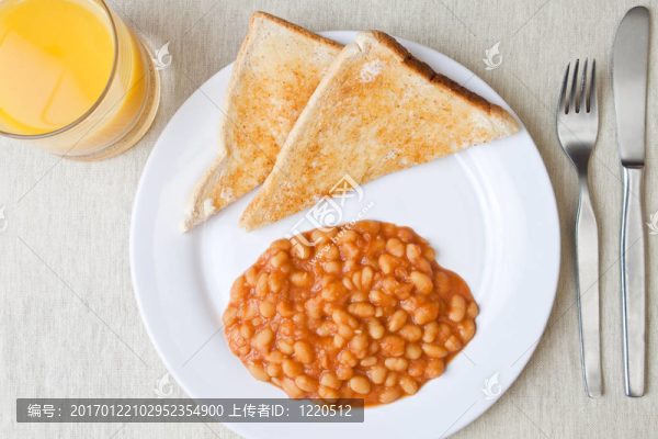 烤面包上的美味烤豆