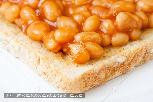 烤面包上的美味烤豆