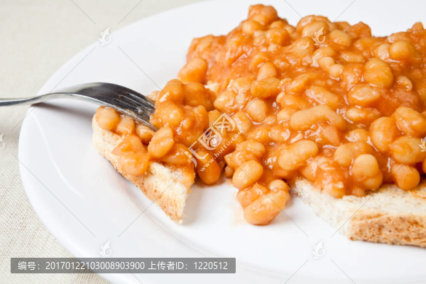 烤面包上的美味烤豆