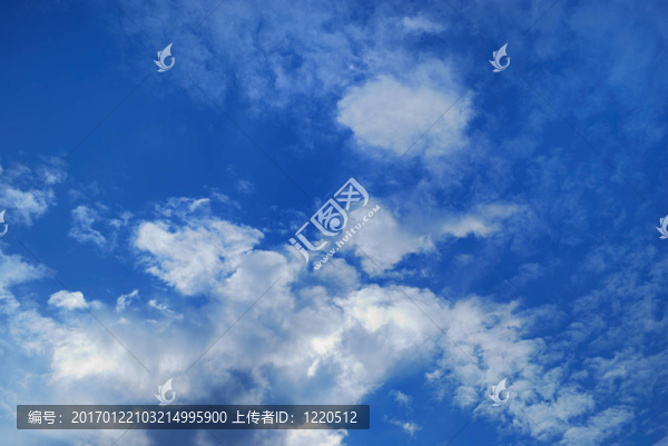 風(fēng)景如畫的云在天空中