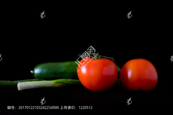 洋蔥；黃瓜和西紅柿