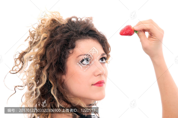 美麗的女孩抱著草莓