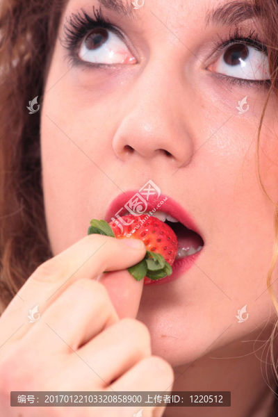 美麗的女孩抱著草莓
