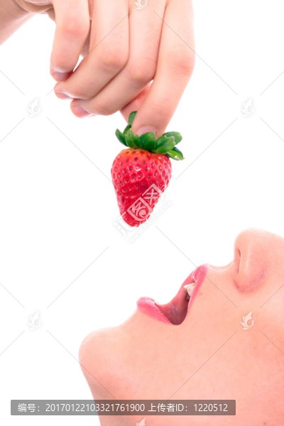 美麗的女孩抱著草莓