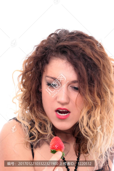 美麗的女孩抱著草莓