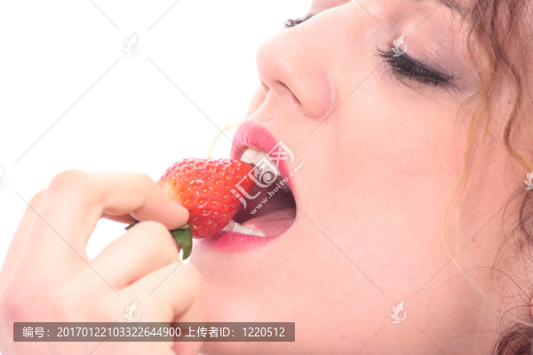 美麗的女孩抱著草莓