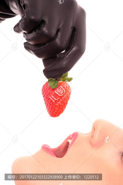 美麗的女孩抱著草莓