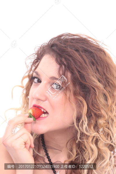 美麗的女孩抱著草莓