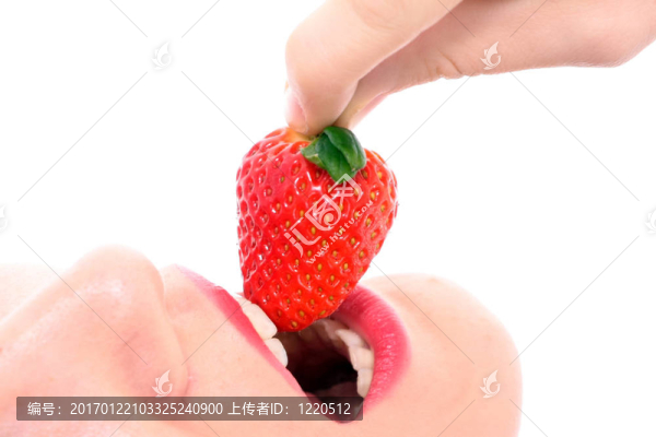 美麗的女孩抱著草莓