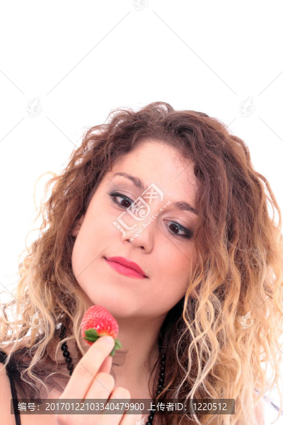 美麗的女孩抱著草莓