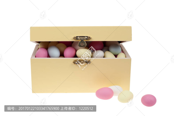 一盒糖蓋上杏仁糖